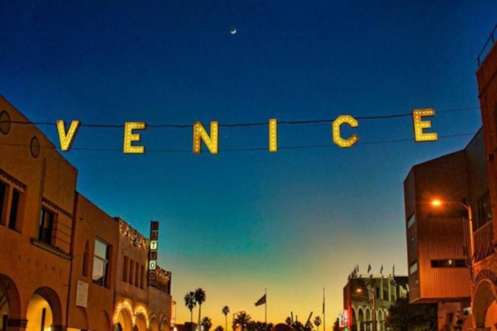 Sunny In The Heart Of Venice - #5 Los Ángeles